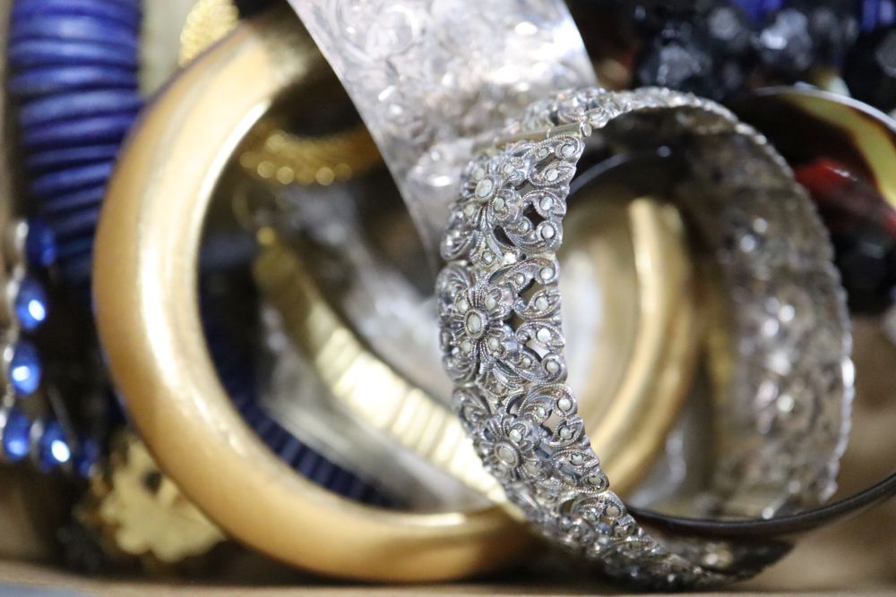 A mixed quantity of assorted items including mainly costume jewellery, silver bar brooch, etc